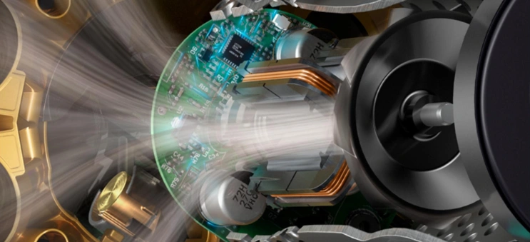 Výkonný ľahký digitálny motor vysávača Dyson V15™ Detect Absolute dosahuje až 125 000 otáčok za minútu na nekompromisné vysávanie mikroskopického prachu a väčších nečistôt.