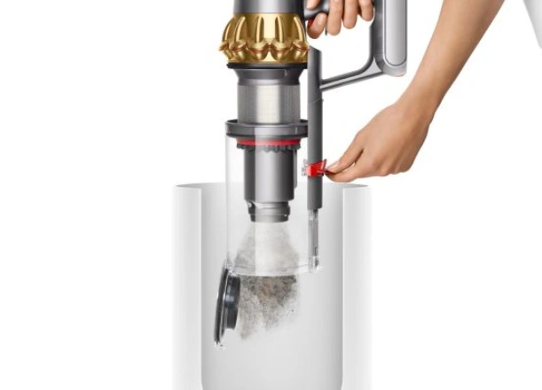 Hygienický mechanizmus vysávača Dyson V15™ Detect Absolute uvoľní prach aj nečistoty jedným pohybom, bez toho, aby ste sa ich museli dotknúť.