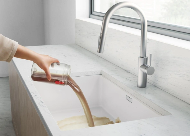 Čistič Dyson WashG1™ odčerpáva špinavú vodu do 0,8 litrovej nádrže.