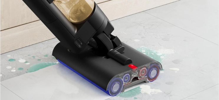 Valce čističa Dyson WashG1™ sa čistia samy, čím zabezpečujú upratovanie čistou vodou od začiatku do konca.