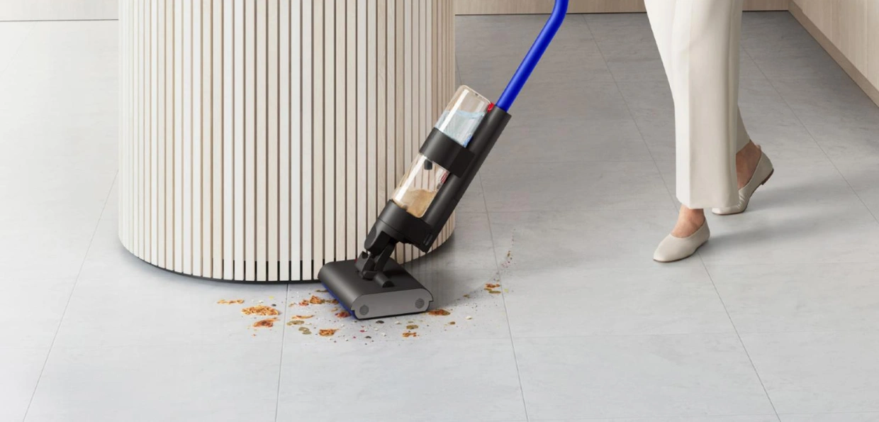 Čistič Dyson WashG1™ vyčistí plochu až 290 m² vďaka 35-minútovej výdrži batérie a 1-litrovej nádobe na čistú vodu.
