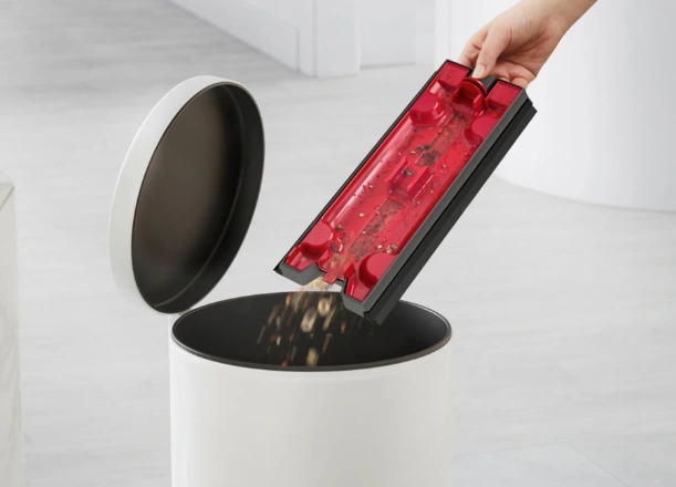 čistič Dyson WashG1™ disponuje zásobníkom, ktorý zachytáva nečistoty.