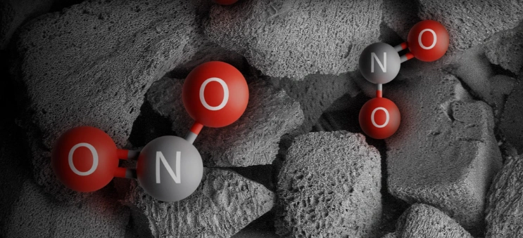 Uhlíkový filter čističky vzduchu Dyson Purifier Cool PC2 De-Nox je napustený uhličitanom draselným (K2CO3) a dokáže absorbovať o 50 % viac oxidu dusičitého – bežnej a potenciálne škodlivej znečisťujúcej látky v domácnosti.