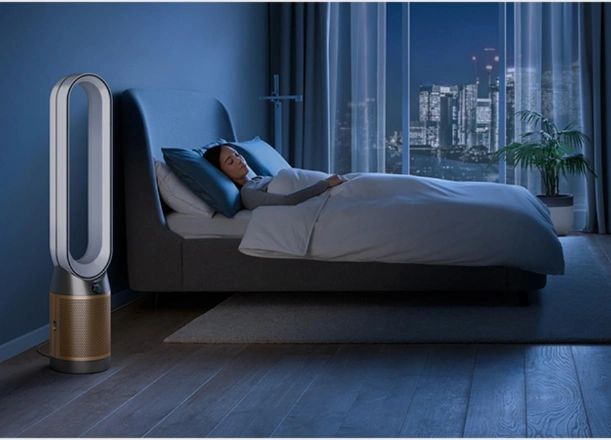 V nočnom režime čistička vzduchu Dyson Purifier Cool PC2 De-Nox monitoruje a čistí vzduch pomocou najtichších nastavení so stlmeným displejom.