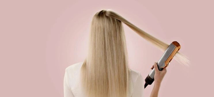 Prirodzený styling bez námahy so žehličkou Dyson Airstrait™ HT01.