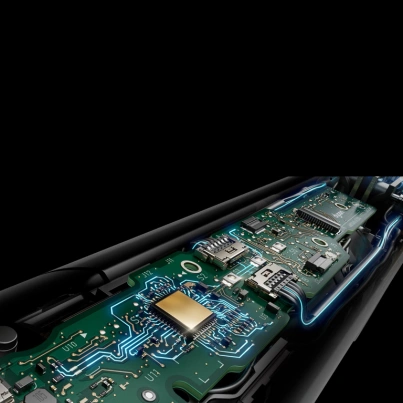 Špeciálne sanozory žehličky Dyson Airstrait™ HT01 regulujú teplotu vzduchu až 16-krát za sekundu, vďaka čomu sú vaše vlasy chránené pred poškodením a zachovajú ich lesk.