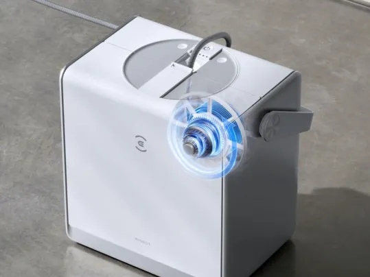 Mimoriadne pohodlná manipulácia s robotickým čističom WINBOT W2 PRO OMNI, vďaka automatickému navíjaniu kábla.