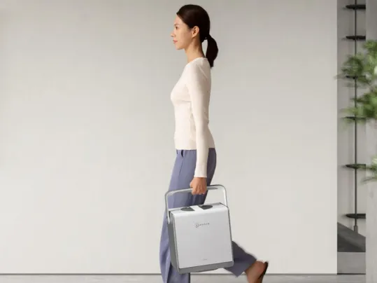 Stanica čističa WINBOT W2 PRO OMNI WHITE sa jednoducho prenáša a slúži aj na uskladnenie príslušenstva