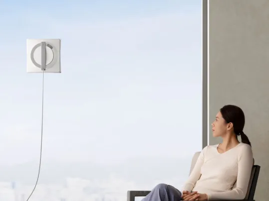 Vylepšený dizajn čističa ECOVACS WINBOT W2 PRO znižuje jeho hlučnosť na maximálne 63 dB