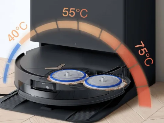 Stanica um&yacute;va mopy vys&aacute;vača DEEBOT T50 MAX PRO OMNI hor&uacute;cou vodou s riadenou teplotou 40 - 75 &deg;C, č&iacute;m odstr&aacute;ni nečistoty a zanech&aacute; ich hygienicky čist&eacute;.