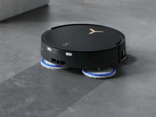 Syst&eacute;m rotuj&uacute;cich mopov OZMO&trade; Turbo 2.0 robotick&eacute;ho vys&aacute;vača ECOVACS DEEBOT T50 MAX PRO OMNI odstr&aacute;ni z va&scaron;ej podlahy aj mimoriadne odoln&eacute; nečistoty.