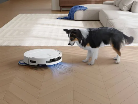 Technológia ZeroTangle 2.0 znížuje namotávanie vlasov na 0 vďaka čomu vám odpadá prácne čistenie kefy robotického vysávača ECOVACS DEEBOT T50 PRO OMNI.