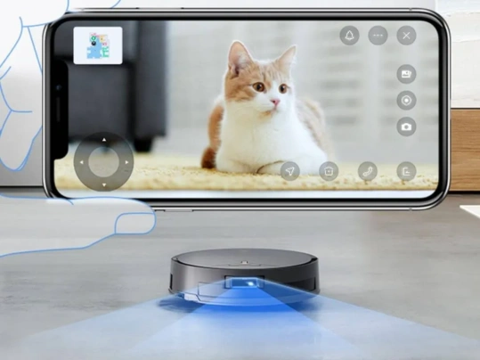 Vys&aacute;vač DEEBOT X9 PRO OMNI v&aacute;s s n&iacute;m pomocou funkcie Home Keeper a 960p kamery okamžite spoj&iacute; a vy tak z&iacute;skate istotu, že je v poriadku.