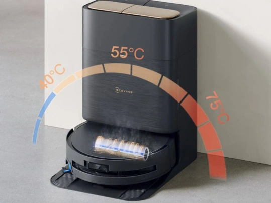 Stanica um&yacute;va v&aacute;lec vys&aacute;vača DEEBOT X9 OMNI hor&uacute;cou vodou s riadenou teplotou 40-75 &deg;C, č&iacute;m odstr&aacute;ni nečistoty a zanech&aacute; ho hygienicky čist&yacute;.