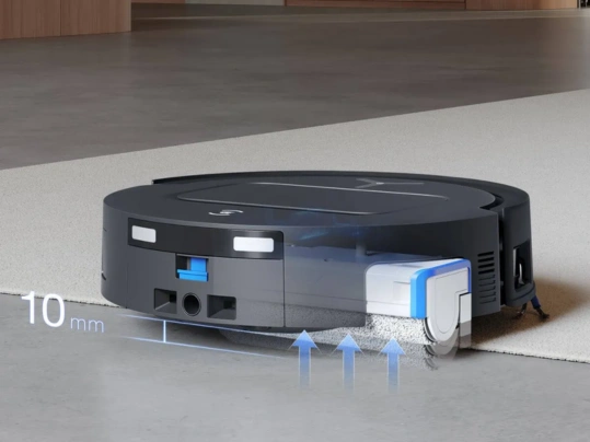 Vždy keď vďaka technológii AutoLift vysávač DEEBOT T80 OMNI deteguje koberece, dvihne rotujúce mopy, aby zabranil ich namočeniu alebo znečisteniu.