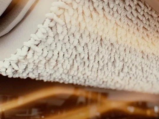 Počas fázy automatického sušenia sa valec vysávača DEEBOT T80 OMNI suší teplým vzduchom s teplotou až 45 °C, pričom už za 2 hodiny je úplne suchý, bez baktérii a zápachu.