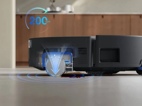 Systém rotujúceho čistiaceho valca OZMO™ ROLLER robotického vysávača ECOVACS DEEBOT T80 OMNI odstráni z vašej podlahy aj mimoriadne odolné nečistoty.