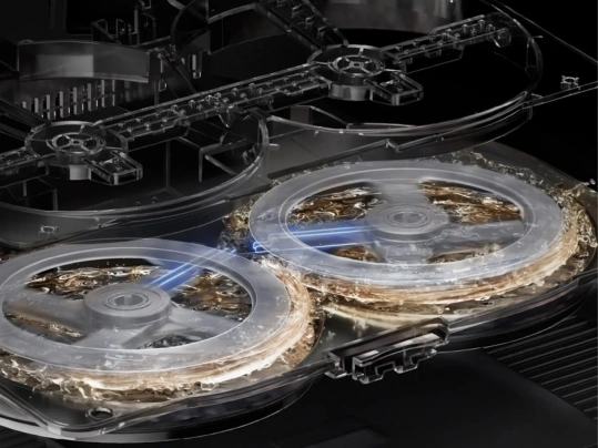 Stanica umýva válec vysávača DEEBOT T30C OMNI horúcou vodou s teplotou 75 °C, čím odstráni nečistoty a zanechá ho hygienicky čistý.