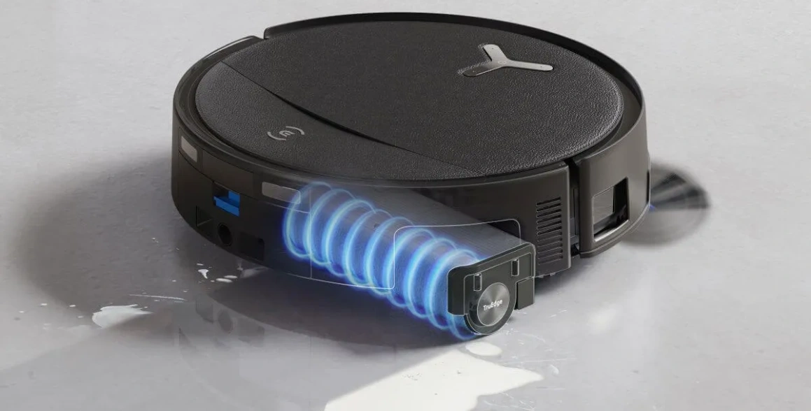 Systém rotujúceho čistiaceho valca OZMO™ ROLLER robotického vysávača DEEBOT T80S OMNI odstráni z vašej podlahy aj mimoriadne odolné nečistoty.