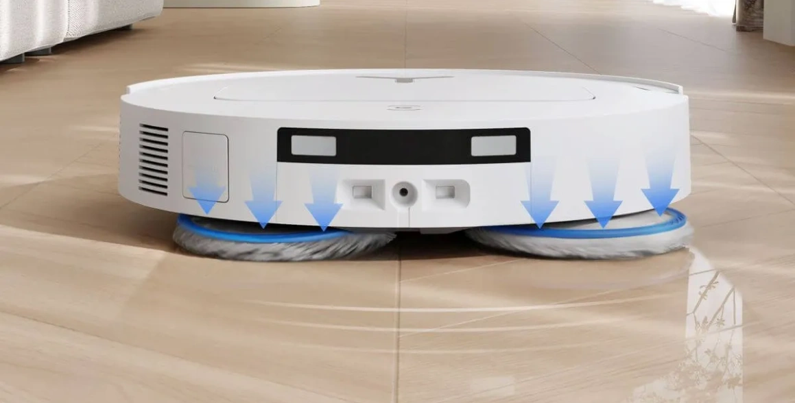Syst&eacute;m rotuj&uacute;cich mopov OZMO&trade; Turbo 2.0 robotick&eacute;ho vys&aacute;vača DEEBOT T50 OMNI Gen3 odstr&aacute;ni z va&scaron;ej podlahy aj mimoriadne odoln&eacute; nečistoty.