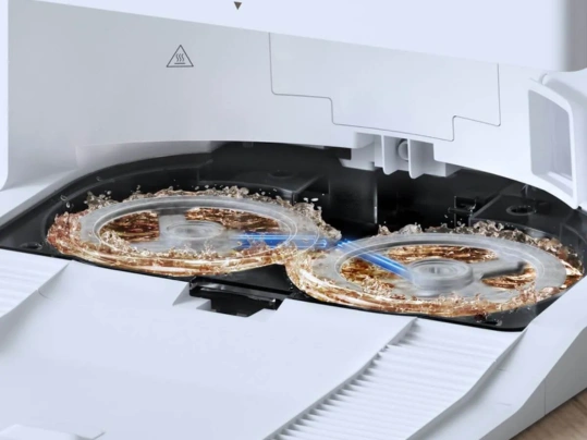 Počas f&aacute;zy automatick&eacute;ho su&scaron;enia sa mopy vys&aacute;vača DEEBOT T50 OMNI Gen3 su&scaron;ia tepl&yacute;m vzduchom s teplotou až 45 &deg;C, pričom už za 2 hodiny je &uacute;plne such&yacute;, bez bakt&eacute;rii a z&aacute;pachu.