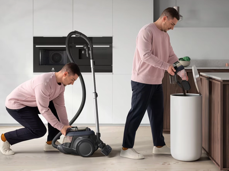 Electrolux_EL61C3DB_600_Clean_vysypavanie