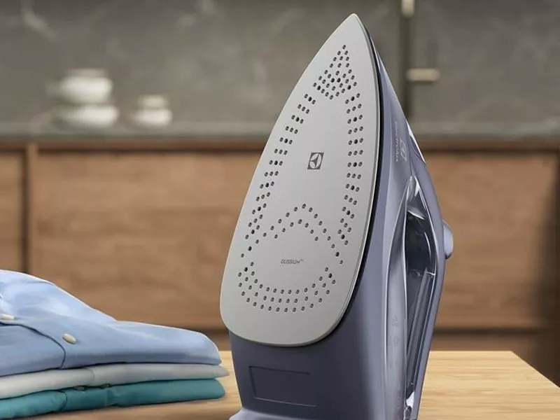 Žehlička Electrolux so žehliacou plochou odolnou proti poškriabaniu