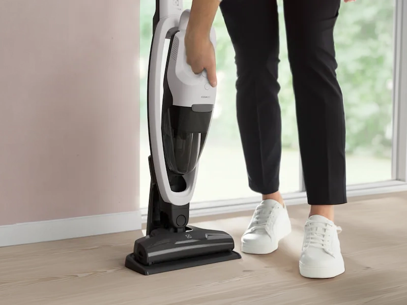 Electrolux_ES31CB18SH_tycovy_vysavac_2v1