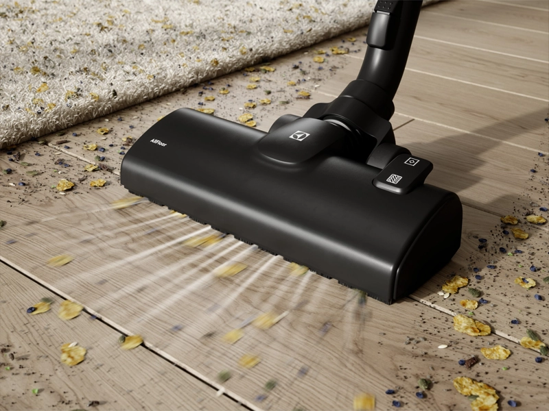 Electrolux_EB31C1DB_vysavanie