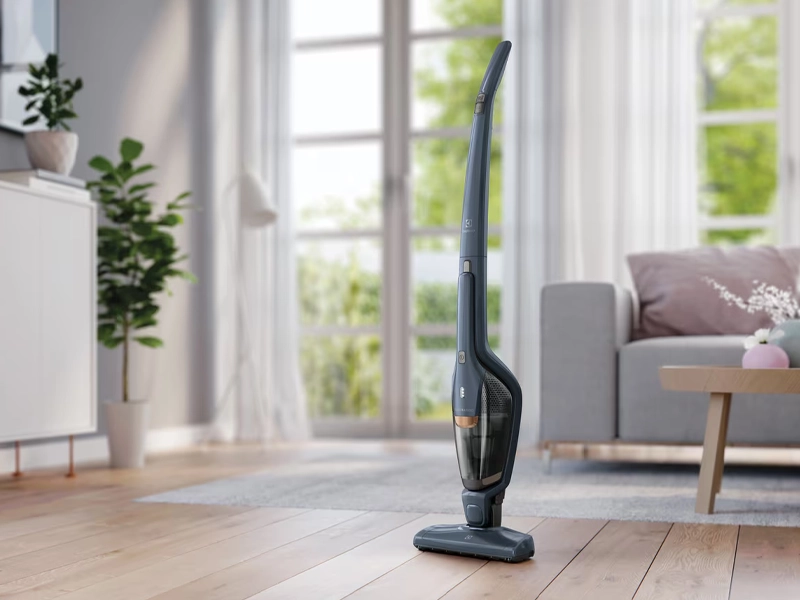 Tyčový vysávač Electrolux EERC75DB.