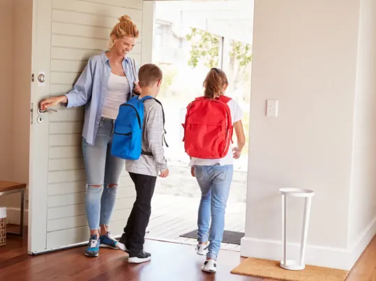 S technol&oacute;giou iRobot OS uprav&iacute;te nastavenie tak, aby vys&aacute;vač iRobot Roomba Combo&reg; i5 začal čistiť, až keď od&iacute;dete z domu, a skončil, akon&aacute;hle sa vr&aacute;tite.