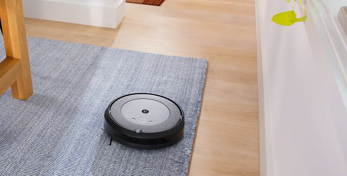 Vďaka 4-stupňov&eacute;mu čistiacemu syst&eacute;mu si robotick&yacute; vys&aacute;vač iRobot Roomba Combo i5 hravo porad&iacute; aj s t&yacute;mi najodolnej&scaron;&iacute;mi nečistotami.