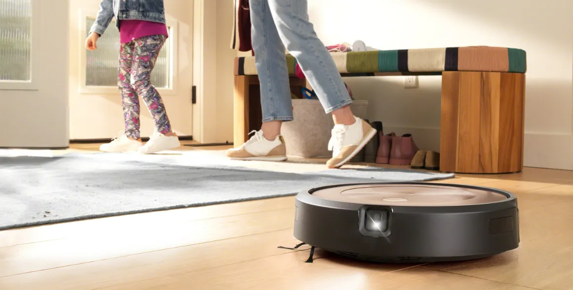Pomocou aplikácie iRobot Home alebo hlasového asistenta môžete okamžite spustiť robotický vysávač iRobot Roomba j9.