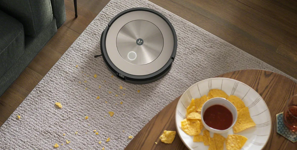 O dokonalú čistotu kobercov sa postará technológia Power Boost, ktorá automaticky zvýši sací výkon vysávača iRobot Roomba j9, vždy, keď vyjde na koberec.