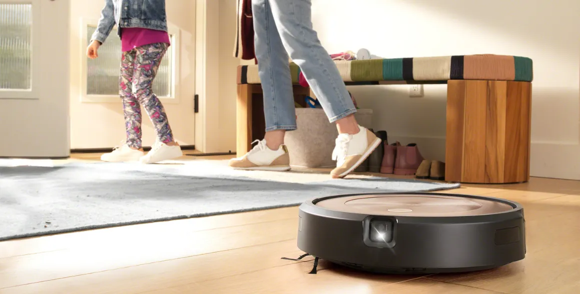Pomocou aplikácie iRobot Home alebo hlasového asistenta môžete okamžite spustiť robotický vysávač iRobot Roomba j9+.