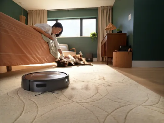 Vďaka operačnému systému iRobot OS sa vysávač iRobot Roomba j9+ prispôsobí vašim plánom a uprace vtedy, keď nie ste doma, čím sa postará nielen o čistotu, ale aj o váš maximálny komfort.