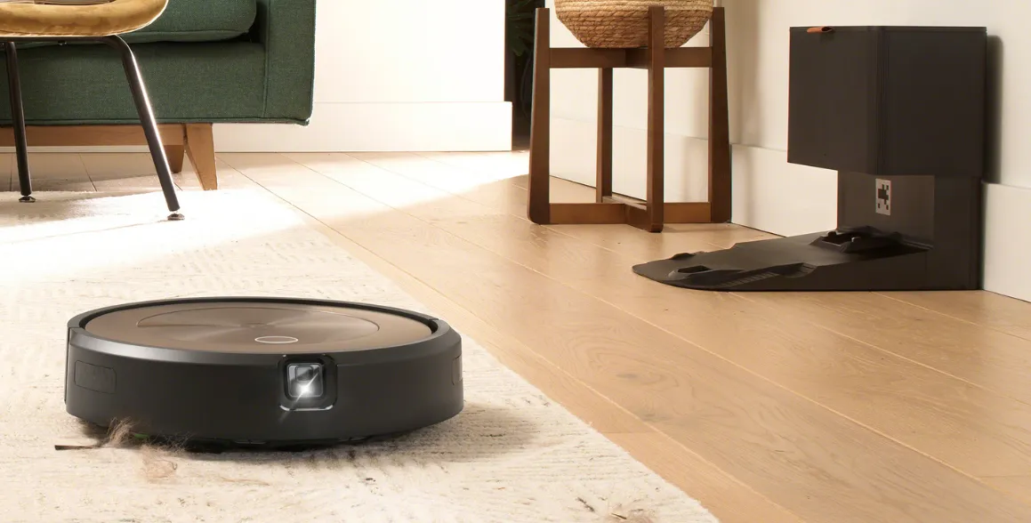 Čistiaca stanica Clean Base® automaticky odsaje prach z vysávača iRobot Roomba j9+