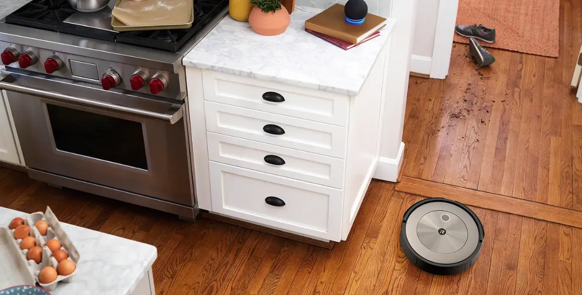 Vďaka 3-stupňovému systému AeroForce™ si robotický vysávač iRobot Roomba j9+ hravo poradí aj s tými najodolnejšími nečistotami.