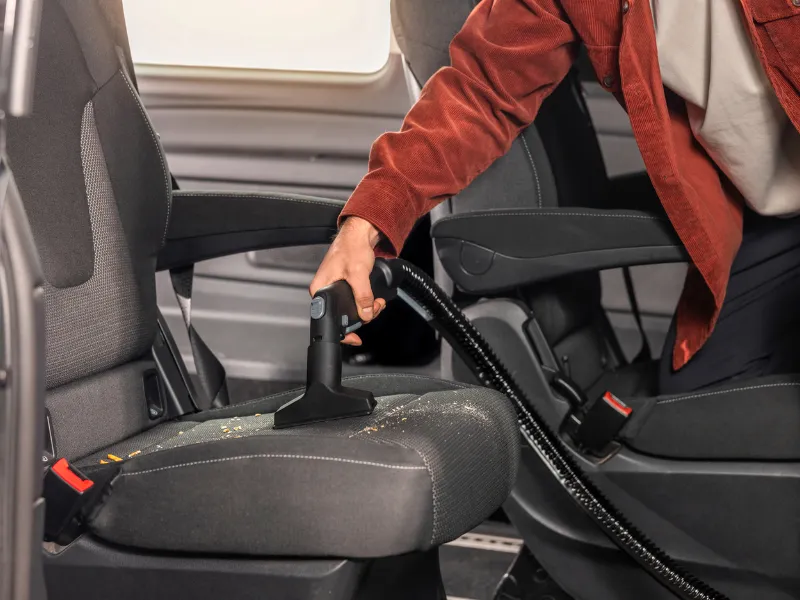 Kärcher tepovač - extraktor SE 4 kombinuje výhody mokrého a suchého vysávača, pričom znečistená voda sa zhromažďuje v samostatnej nádobe, čo zaručí vždy perfektné výsledky čistenia.