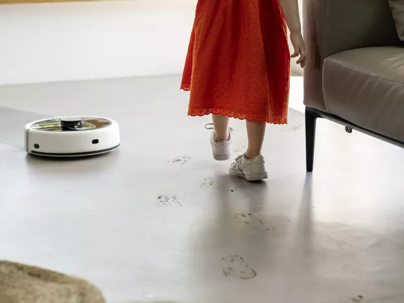 Zoznámte sa s robotickým mopom RCF 3, ktorý je vďaka systému 2 nádrží, v otázkach poriadku nekompromisný.