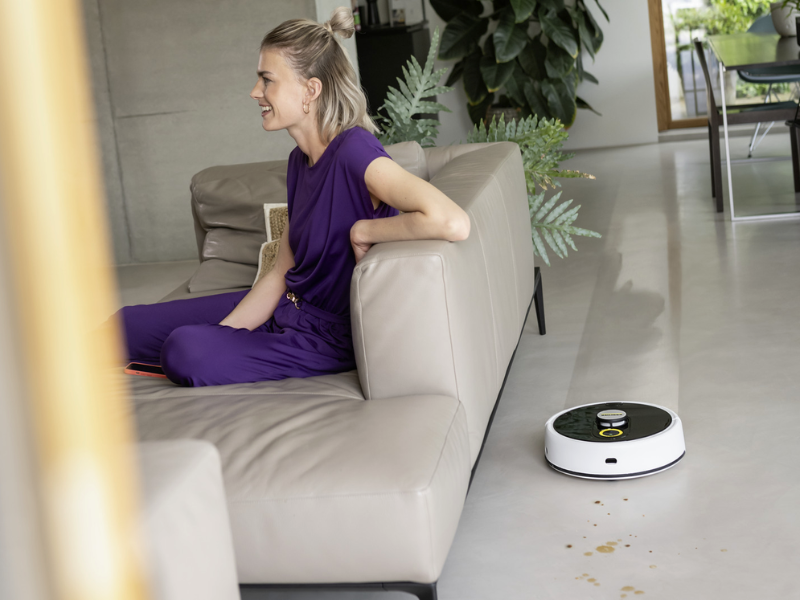 Vďaka osvedčenej valcovej technológii FC si robotický mop Kärcher RCF 3 poradí aj s odolný nečistotami na tvrdých podlahách.