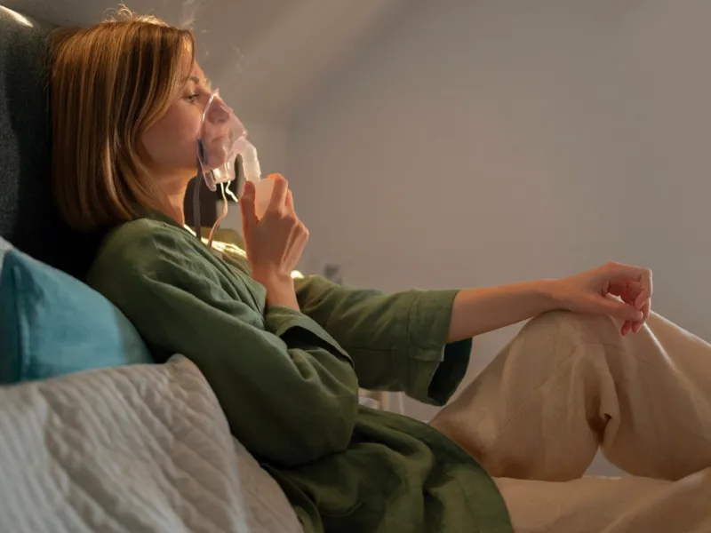 Prekvapila v&aacute;s počas va&scaron;ich ciest nepr&iacute;jemn&aacute; n&aacute;dcha? Va&scaron;im tromfom v ruk&aacute;ve sa stane cestovn&yacute; ultrazvukov&yacute; inhal&aacute;tor Laica NE1005, ktor&yacute; v&aacute;m so svoj&iacute;m nebulizačn&yacute;m v&yacute;konom 0,25 ml/min a veľkosťou čast&iacute;c iba 4,8 &mu;m prinesie vyt&uacute;žen&uacute; &uacute;ľavu.