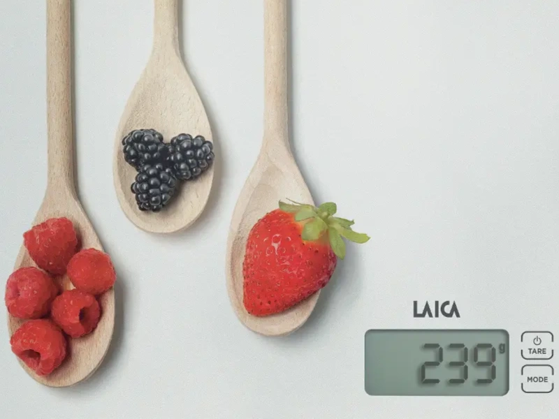Kuchynská váha Laica KS5020 je vybavená dotykovými tlačidlami a LCD displejom.