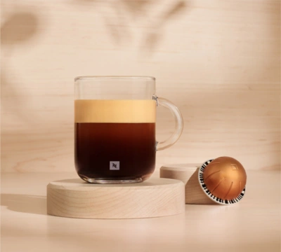 Nespresso Vertuo Pop rozpozn&aacute; kapsli a vytvoř&iacute; dokonalou k&aacute;vu s bohatou, sametovou kr&eacute;movou vrstvou, kter&aacute; korunuje každ&yacute; &scaron;&aacute;lek