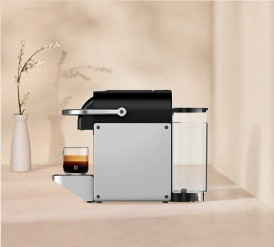 K&aacute;vovar Nespresso Pixie m&aacute; pekn&yacute; industri&aacute;lny dizajn.
