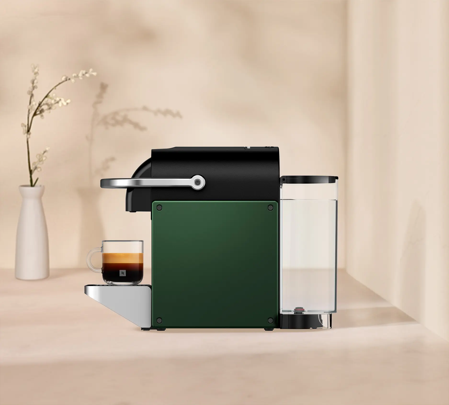 Kávovar Nespresso Pixie má pekný industriálny dizajn.