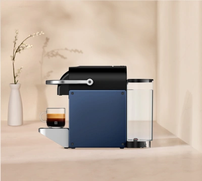 K&aacute;vovar Nespresso Pixie m&aacute; pekn&yacute; industri&aacute;lny dizajn.
