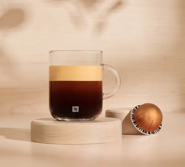 Nespresso Vertuo Next rozpozn&aacute;v&aacute; kapsle a vytv&aacute;ř&iacute; dokonalou k&aacute;vu s bohatou, sametovou kr&eacute;movou vrstvou, kter&aacute; korunuje každ&yacute; &scaron;&aacute;lek