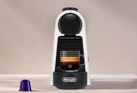 Kávovar Nespresso Essenza Mini disponuje usporným režimom.