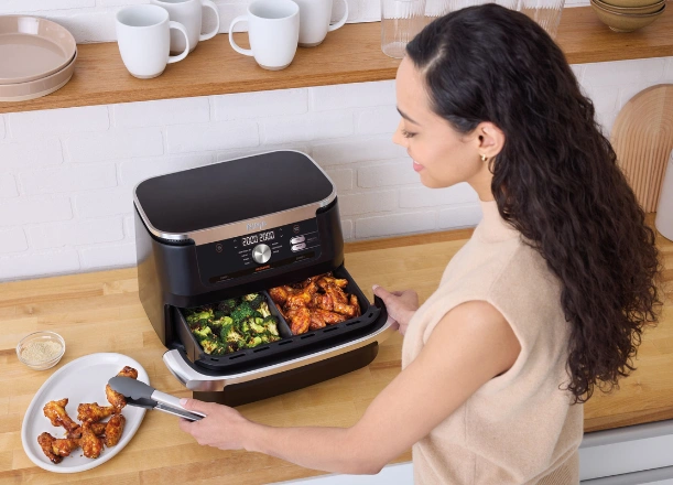 Či už pripravujete nedeľn&yacute; obed, alebo sa chyst&aacute;te pohostiť veľk&uacute; n&aacute;v&scaron;tevu, frit&eacute;za Ninja SL451EU s XL kapacitou 9,5 l v&aacute;s podrž&iacute;.
